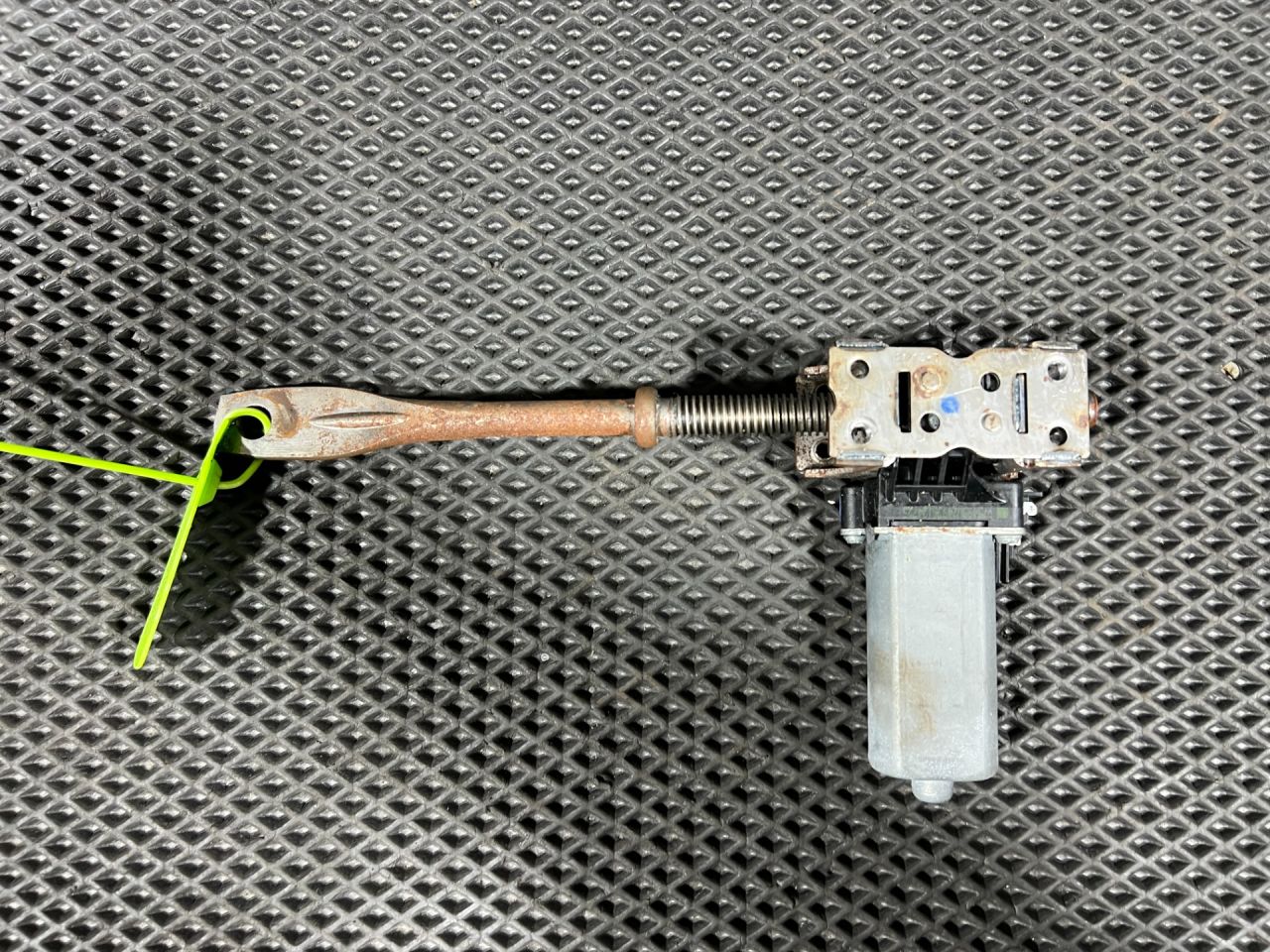 моторчик регулировки сиденья Land Rover Range Rover Evoque L538 2013, 2.0 л., бензин, АКПП, внедорожник 5 дв., 984685106 - фото №1