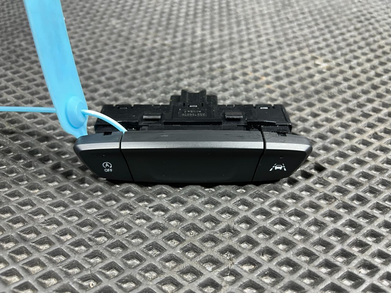 кнопка (выключатель) Chevrolet Trax 2 поколение 2024, 1.2 л., бензин, АКПП, внедорожник 5 дв., передний привод, 42749028 - фото №1