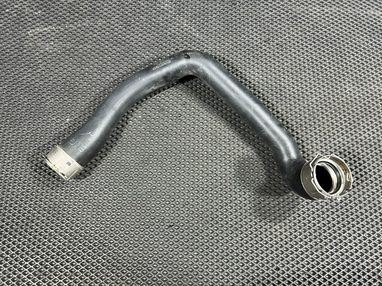 патрубок интеркулера Chevrolet Trax 2 поколение 2023, 1.2 л., бензин, АКПП, внедорожник 5 дв., 60008901, 60003962 - фото №1
