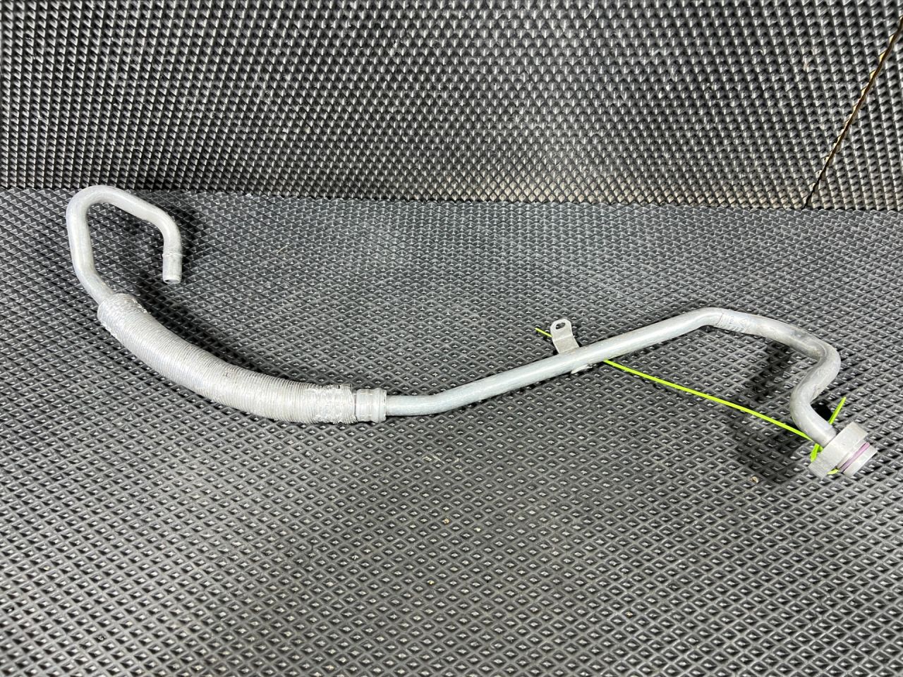 трубка кондиционера Porsche Macan 1 поколение 2018, 3.0 л., бензин, АКПП, внедорожник 5 дв., 95B260707E - фото №1