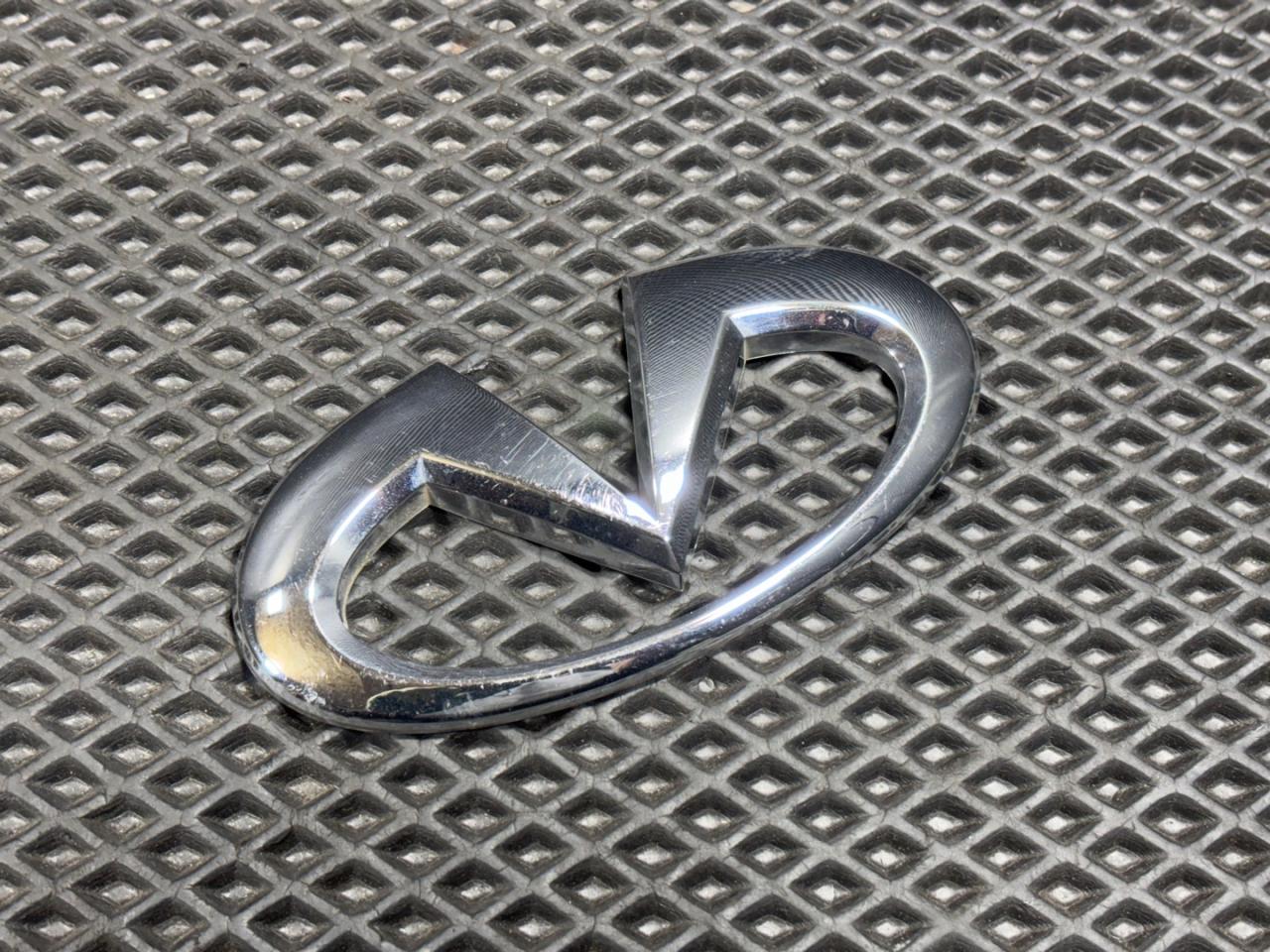 эмблема Infiniti FX35 2 поколение S51 (2008 - 2012), 3.5 л., VQ35HR, бензин, 908911CA0A - фото №1