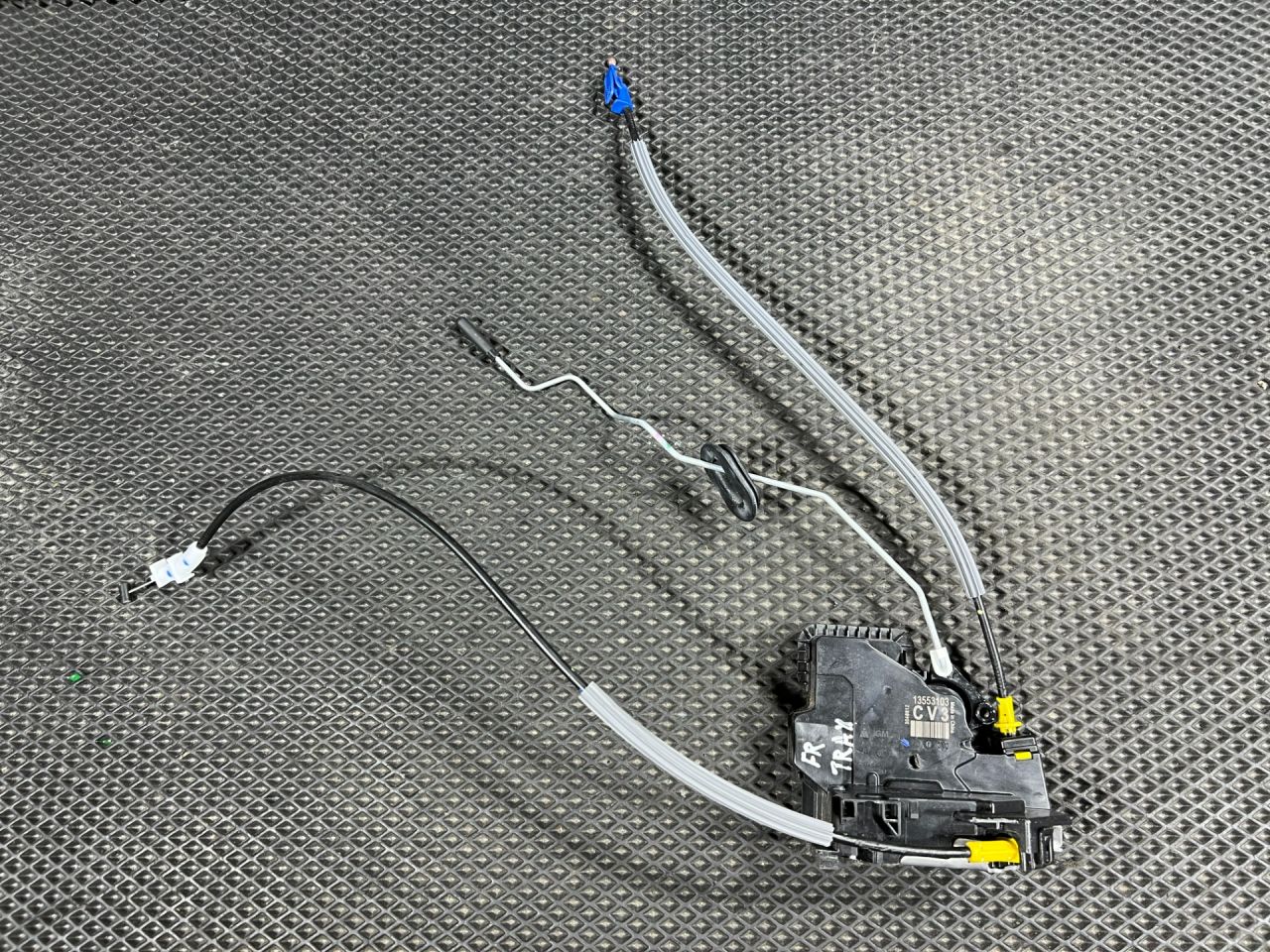 замок двери передней правой Chevrolet Trax 2 поколение 2024, 1.2 л., бензин, АКПП, внедорожник 5 дв., передний привод, 13553103, 13560676, 13527389, 13535170, 13540551 - фото №1