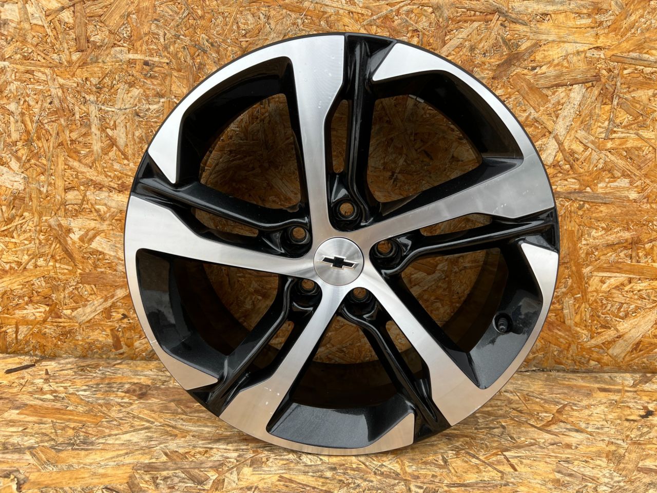 диск литой Chevrolet Trax 2 поколение 2023, 1.2 л., бензин, АКПП, внедорожник 5 дв., 42727445 - фото №1