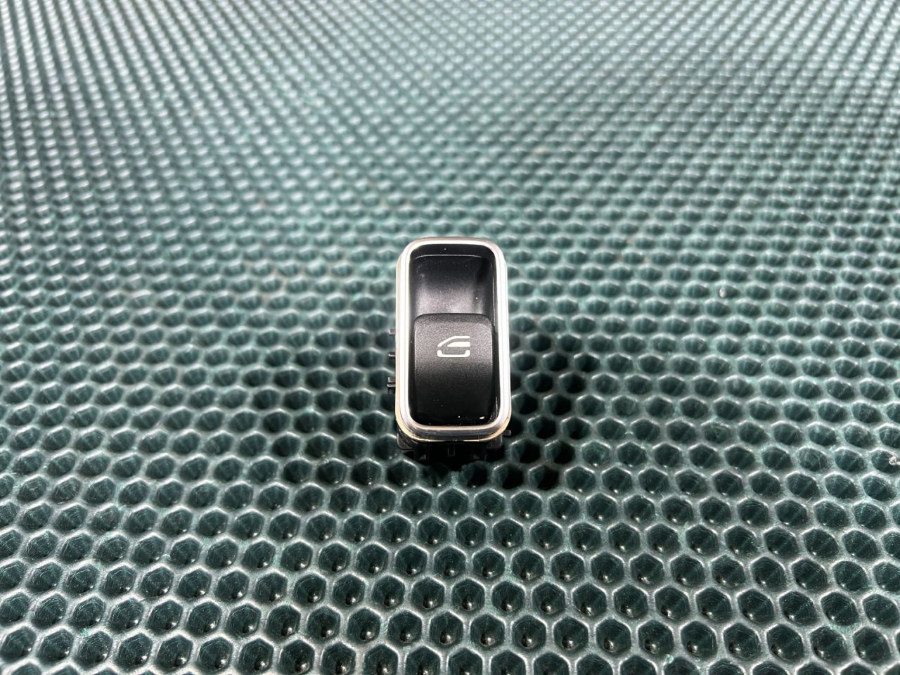 кнопка стеклоподъемника двери Mercedes-Benz CLA-Класс C118 2021, 2.0 л., бензин, АКПП, A1679050201 - фото №1