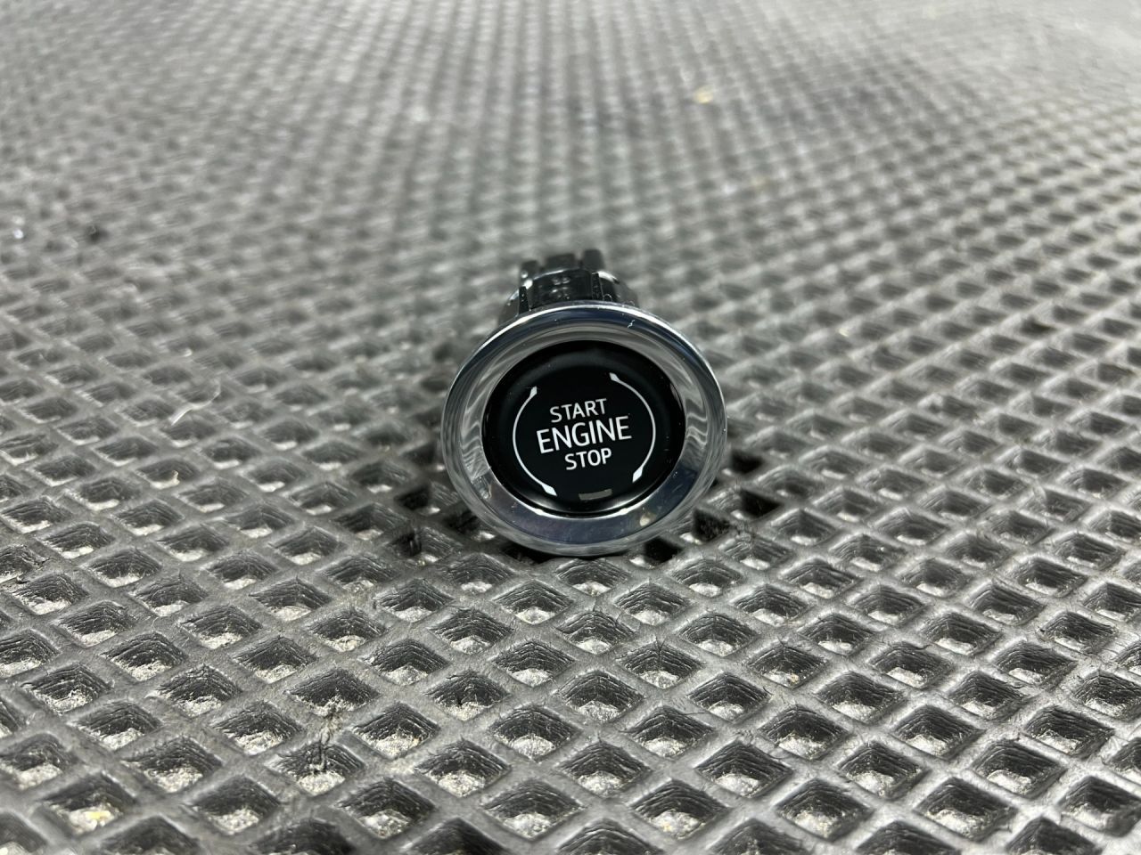 кнопка запуска двигателя Chevrolet Trax 2 поколение 2024, 1.2 л., бензин, АКПП, внедорожник 5 дв., передний привод, 13534512, 13552356, 13558368, 13531326, 13559740 - фото №1