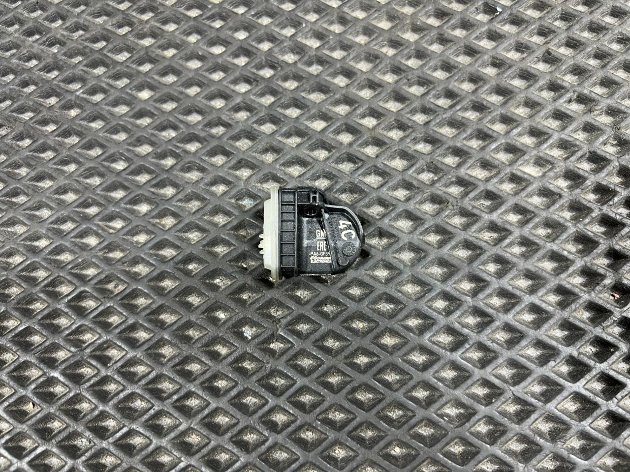 датчик давления в шине Chevrolet Trax 2 поколение 2024, 1.2 л., бензин, АКПП, внедорожник 5 дв., передний привод, 13528563, 13544444 - фото №1