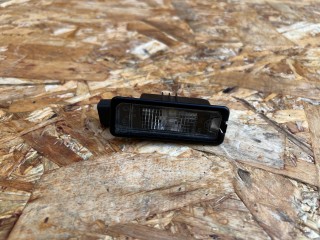 подсветка номера Volkswagen e-Golf 7 поколение [рестайлинг] 2018, 1K8943021