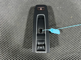 кнопка ручного тормоза (ручника) Porsche Macan GTS 1 поколение [2-й рестайлинг] 95B 2022, 2.9 л., DGR, бензин, АКПП, внедорожник 5 дв., 95B863042A