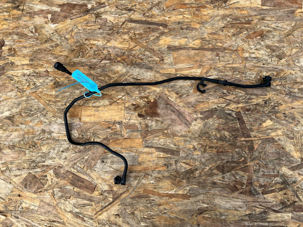 трубка вентиляции бака Chevrolet Trax 2 поколение 2024, 1.2 л., LIH, бензин, АКПП, внедорожник 5 дв., передний привод, 42869131 - фото №1