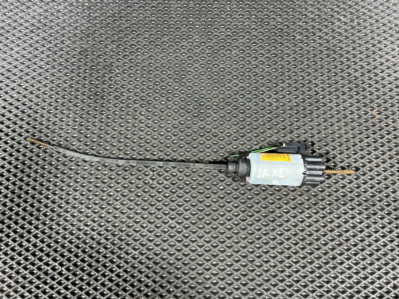моторчик регулировки сиденья Jaguar XE 1 поколение 2018, 3.0 л., AJ 126, бензин, АКПП, седан, HHL500260, HHL500270, C2D26718, C2C37176, C2C37177, LR028226, 918529101, RZ55AWA - фото №1