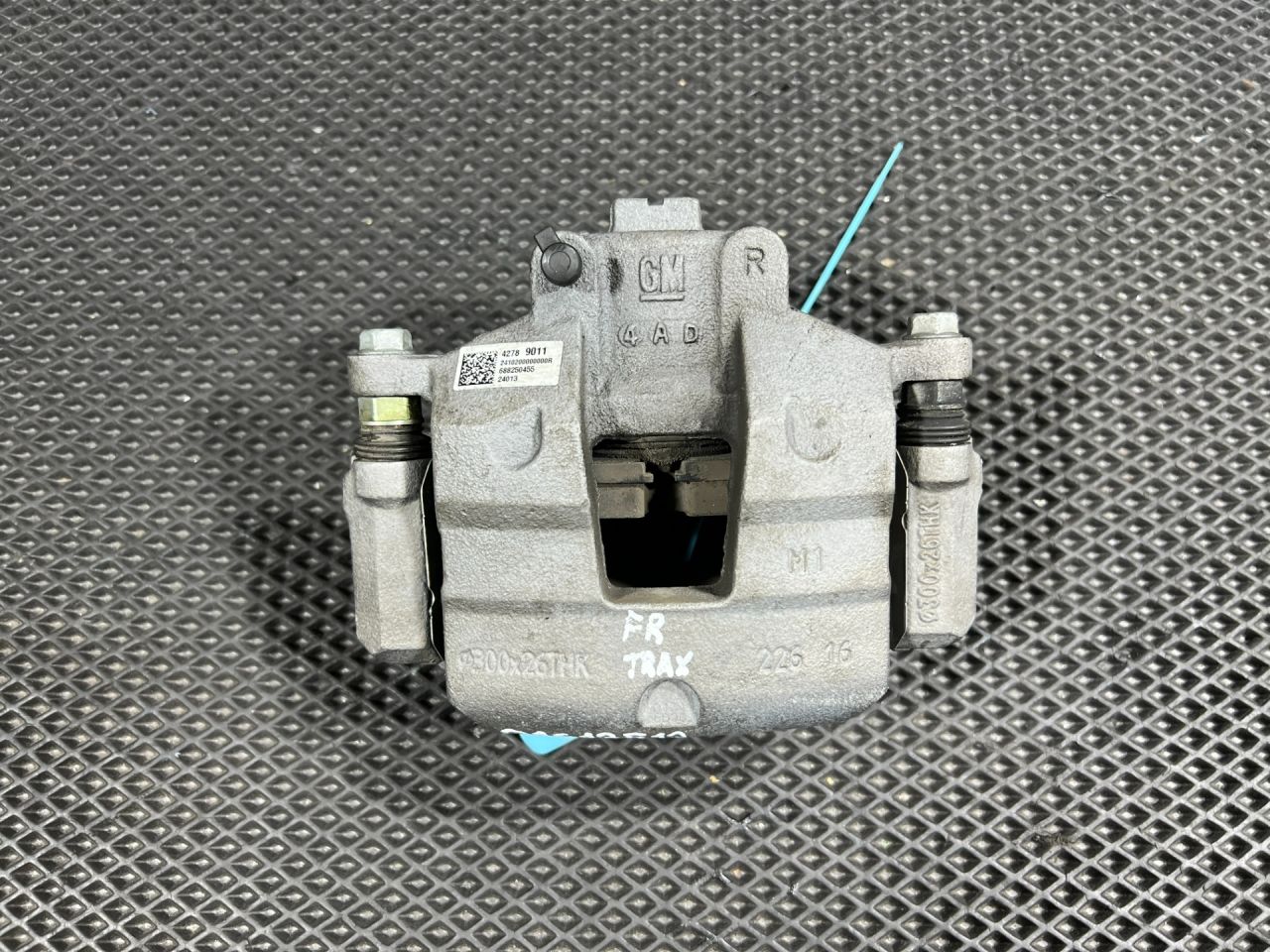 суппорт передний правый Chevrolet Trax 2 поколение 2024, 1.2 л., LIH, бензин, АКПП, внедорожник 5 дв., передний привод, 42789011 - фото №1