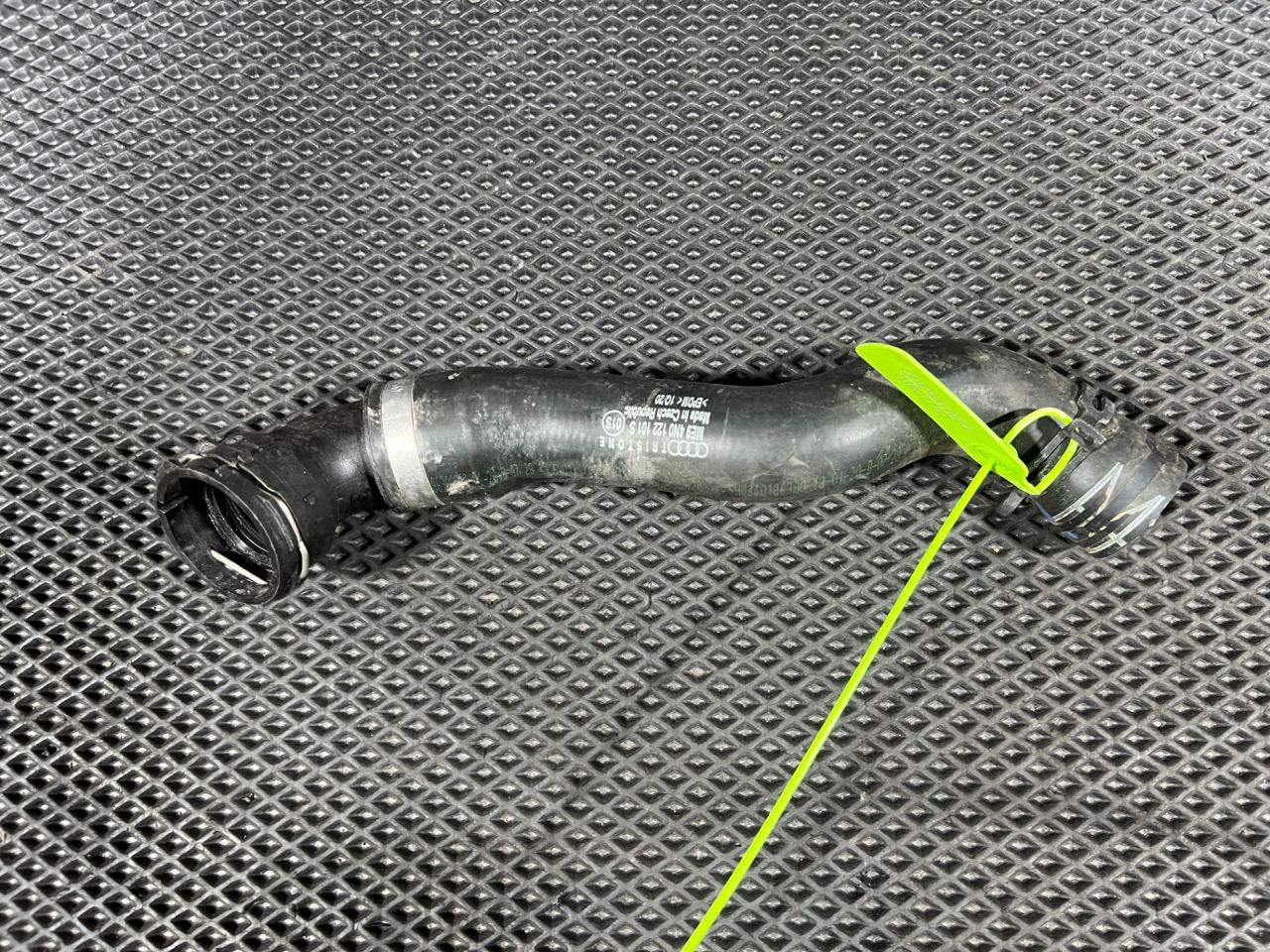 патрубок (трубопровод, шланг) Audi A8 D5 2021, 4.0 л., АКПП, седан, 4N0122101S - фото №1