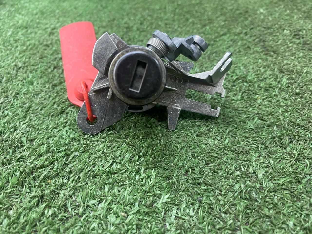 Личинка замка крышки багажника Audi A8 D4/4H 2012, 4.2 л., CDRA, бензин, АКПП, седан, 8F0827573 - фото №1