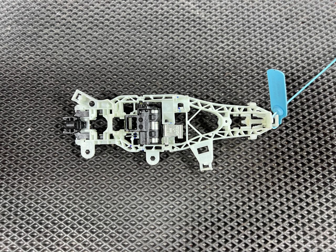 скелет ручки двери задней левой Chevrolet Trax 2 поколение 2024, 1.2 л., LIH, бензин, АКПП, внедорожник 5 дв., передний привод, 42732478 - фото №1