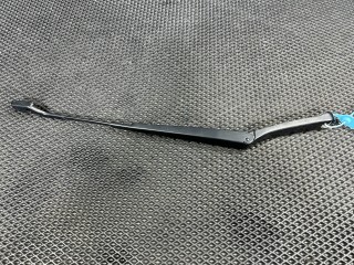 щеткодержатель (поводок стеклоочистителя, дворник) Volkswagen Taos 1 поколение 2023, 1.5 л., DNKA, бензин, АКПП, внедорожник 5 дв., передний привод, 2GJ955409