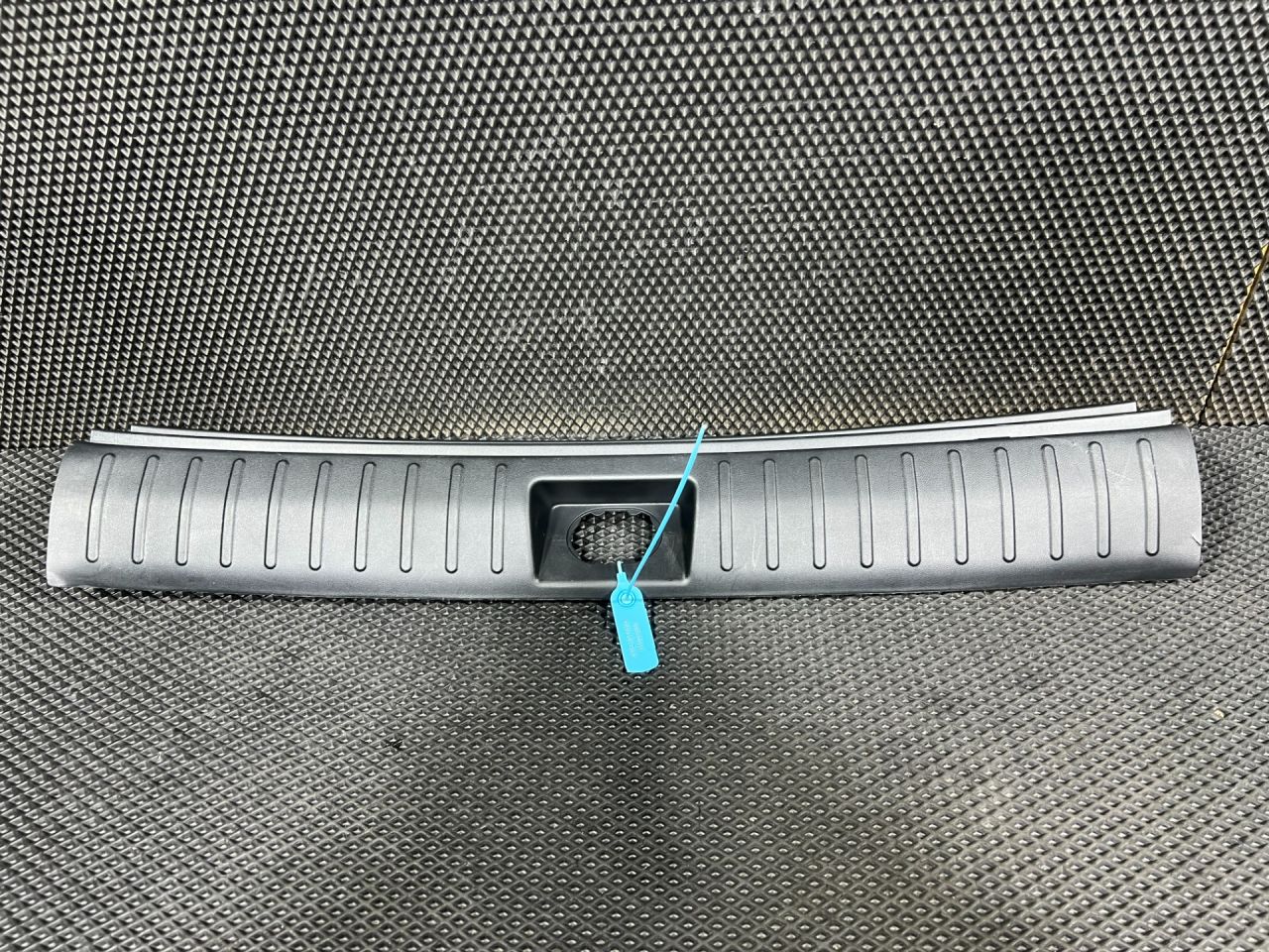 накладка внутренняя на заднюю панель кузова Hyundai Tucson 4 поколение 2024, 2.5 л., G4KN, бензин, АКПП, внедорожник 5 дв., 85770-CW000, 85770-CW000NNB - фото №1