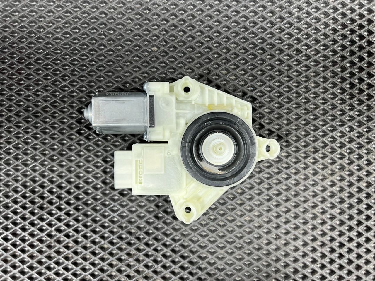 моторчик стеклоподъемника задний правый Volkswagen Taos 1 поколение 2023, 1.5 л., DNKA, бензин, АКПП, внедорожник 5 дв., передний привод, 5Q4959812G - фото №1