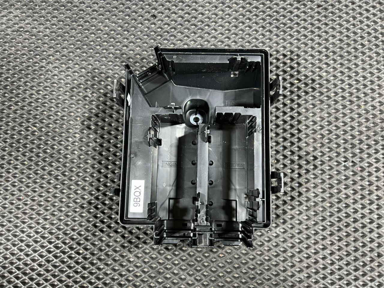 блок предохранителей Chevrolet Trax 2 поколение 2024, 1.2 л., бензин, АКПП, внедорожник 5 дв., передний привод, 42833146 - фото №1