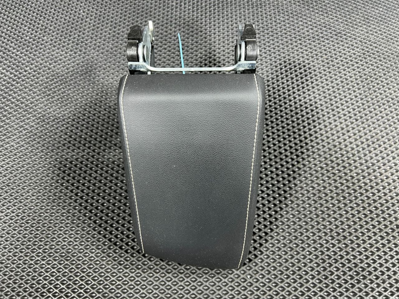 подлокотник Volkswagen Taos 1 поколение 2023, 1.5 л., DNKA, бензин, АКПП, внедорожник 5 дв., передний привод, 2GJ864207, 2GJ864207CSY - фото №1