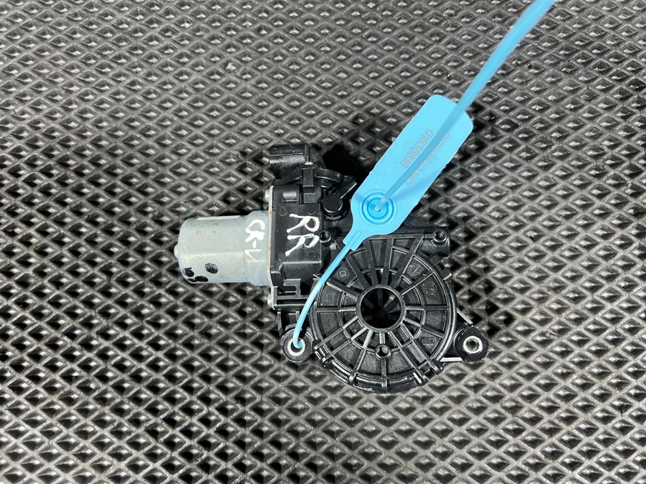 моторчик стеклоподъемника задний правый Honda CR-V 6 поколение 2025, 1.5 л., L15B, бензин, АКПП, внедорожник 5 дв., WR19D-004 - фото №1