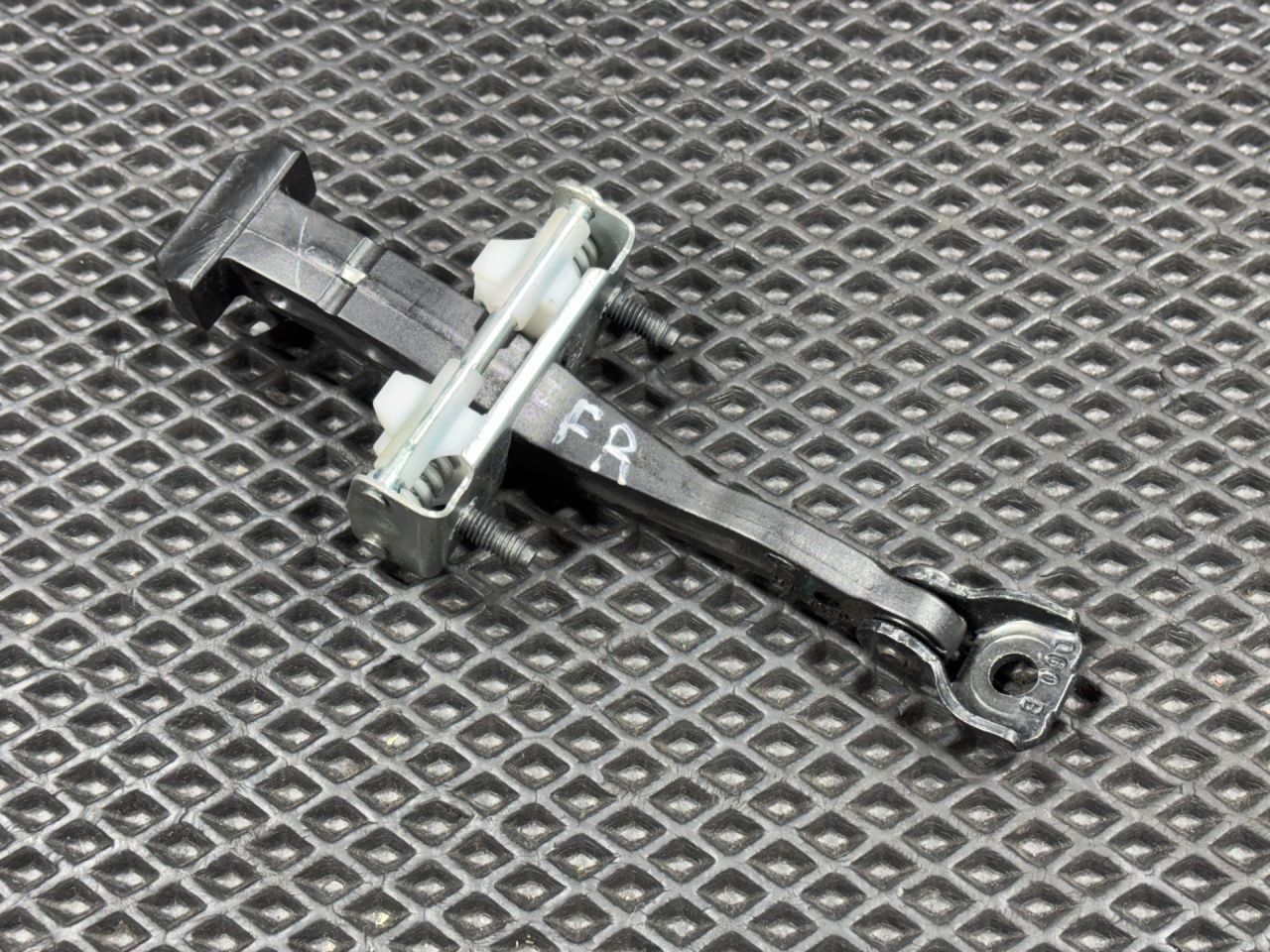 ограничитель открывания двери Ford Bronco Sport 1 поколение 2021, 1.5 л., бензин, АКПП, внедорожник 5 дв., M1PZ5823500-A - фото №1