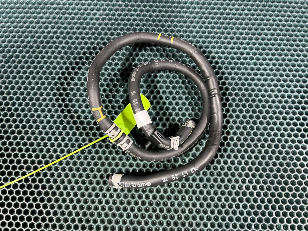 патрубок (трубопровод, шланг) Volkswagen Golf Alltrack 7 поколение 2017, 1.8 л., бензин, АКПП, 06K133986AF - фото №1