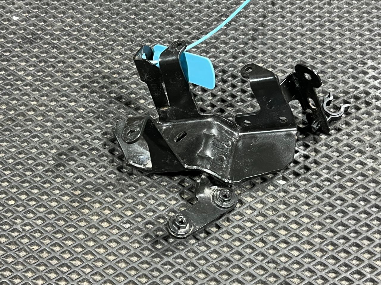 кронштейн (крепление) Buick Envista 1 поколение 2024, 1.2 л., бензин, АКПП, внедорожник 5 дв., 55487482 - фото №1