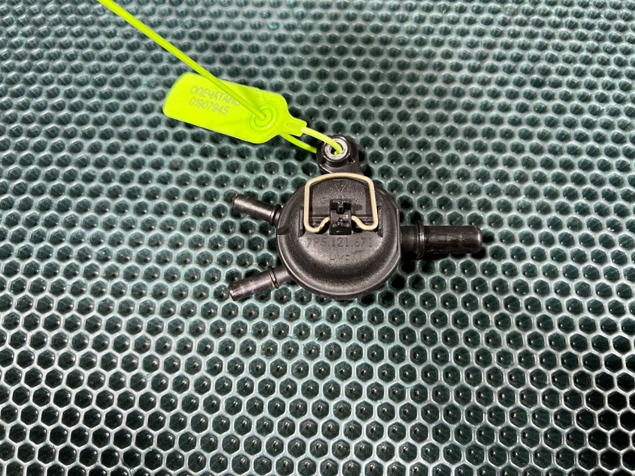 клапан вентиляции топливного бака Porsche Macan 1 поколение 2016, 3.0 л., MCT.MA, бензин, АКПП, внедорожник 5 дв., 7P5121671, 97010644900 - фото №1