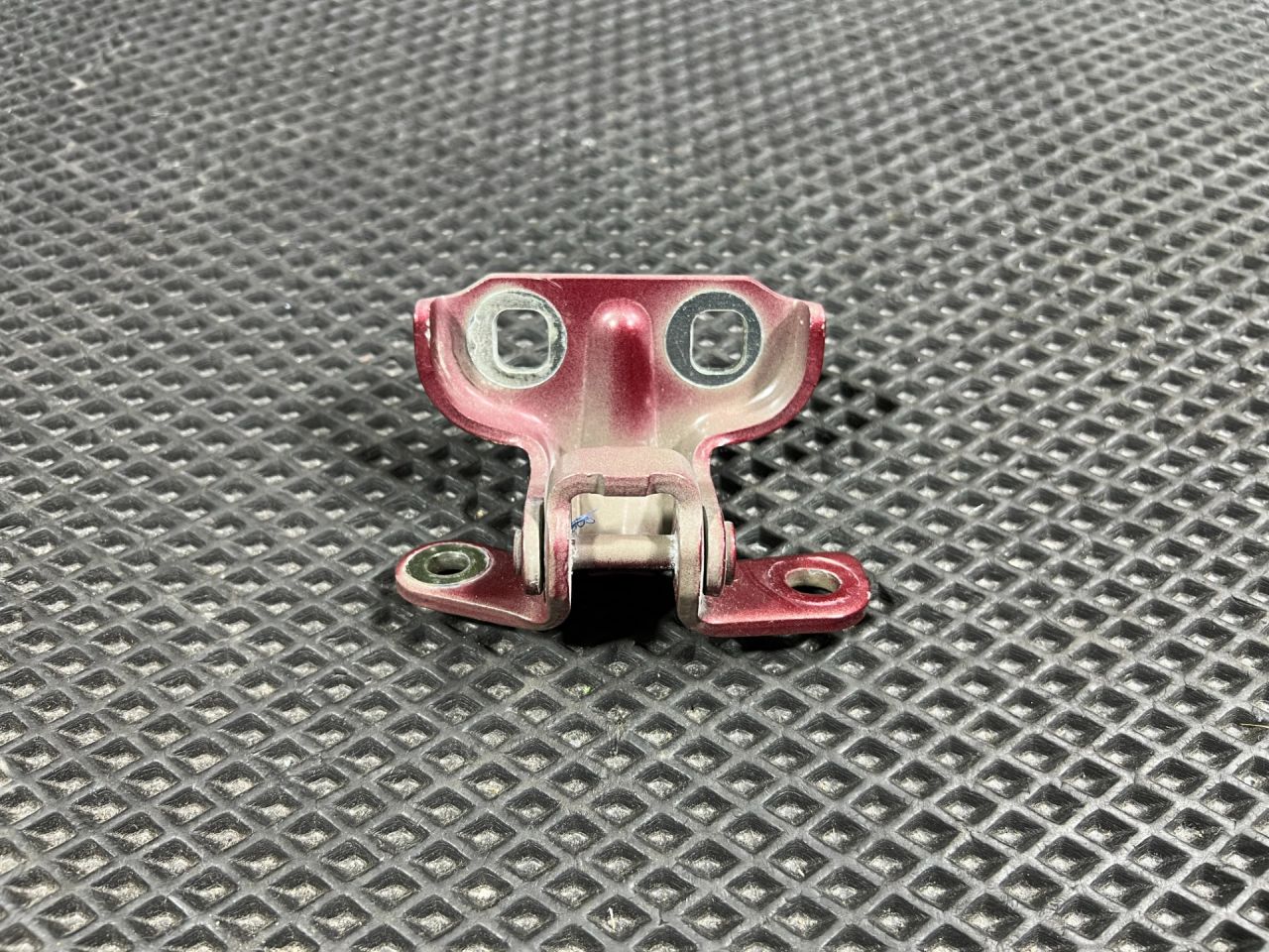 петля двери Chevrolet Trax 2 поколение 2023, 1.2 л., бензин, АКПП, внедорожник 5 дв., 13501714 - фото №1