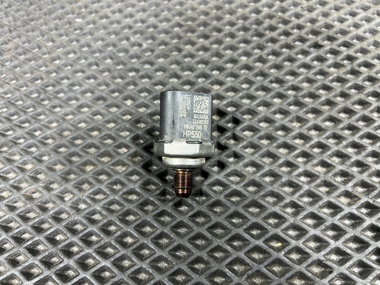 датчик давления топлива Volkswagen Taos 1 поколение 2023, 1.5 л., DNKA, бензин, АКПП, внедорожник 5 дв., передний привод, 04C906054C - фото №1