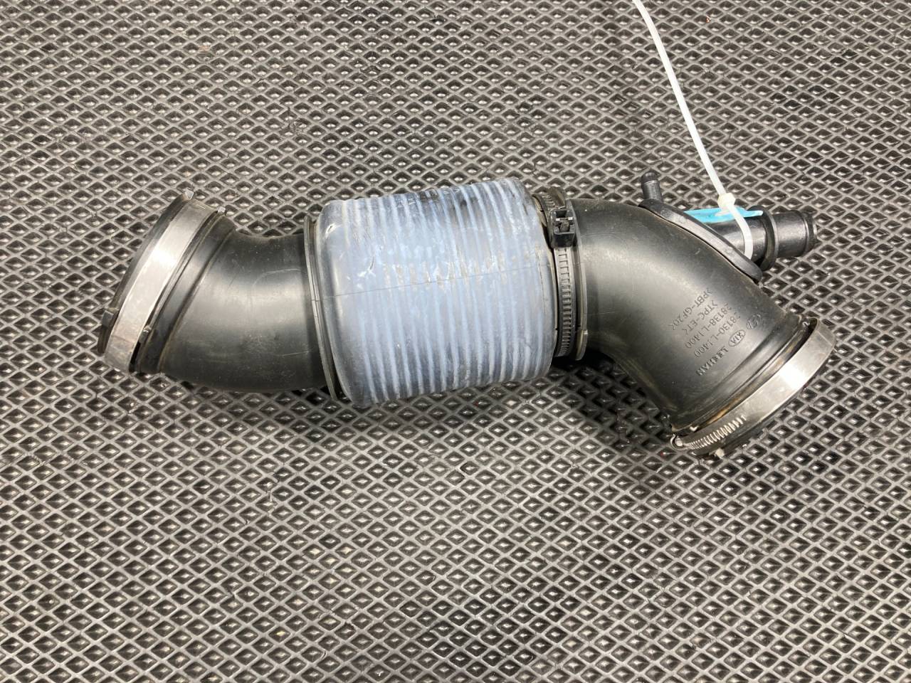 патрубок воздушного фильтра Kia K5 3 поколение 2020, 1.6 л., G4FP, бензин, АКПП, 28130-L1400, 28138-L1400 - фото №1