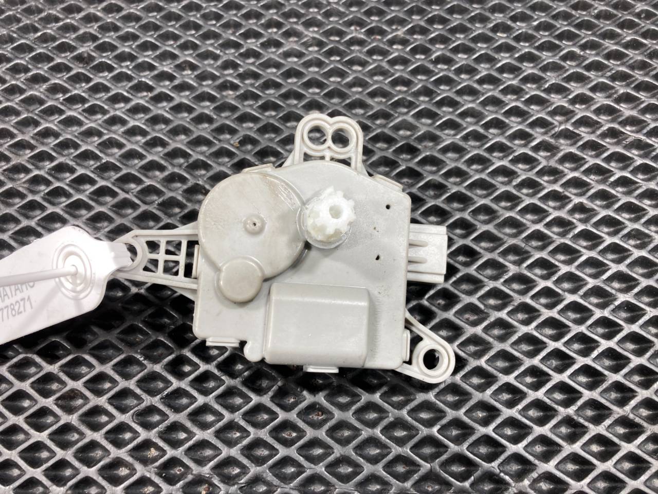 моторчик заслонки печки Kia K5 3 поколение 2020, 1.6 л., G4FP, бензин, АКПП, EA1F1-DN8AB02 - фото №1