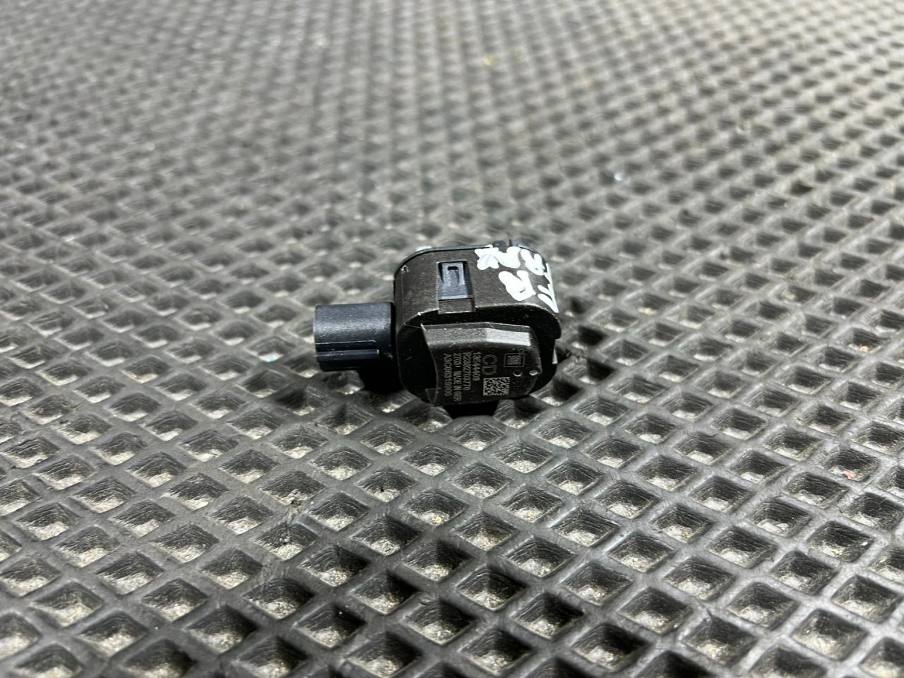 датчик удара Chevrolet Trax 2 поколение 2024, 1.2 л., бензин, АКПП, внедорожник 5 дв., передний привод, 13544409 - фото №1