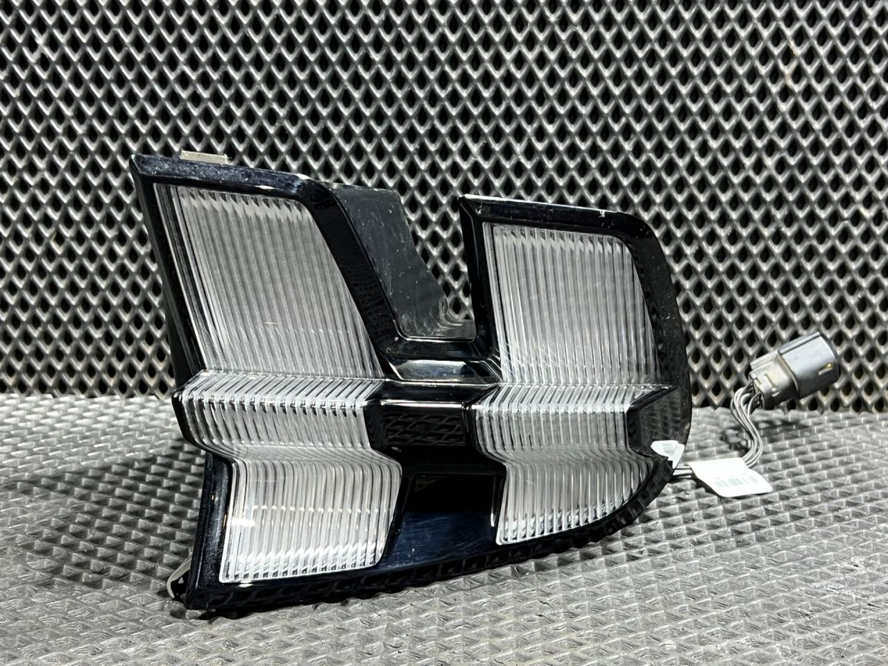 фонарь задний левый Ford Mustang Mach-E 1 поколение 2023, электро, внедорожник 5 дв., LJ8B13405AG - фото №1