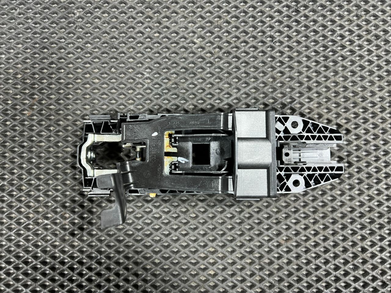 скелет ручки двери передней левой Volkswagen Taos 1 поколение 2023, 1.5 л., DNKA, бензин, АКПП, внедорожник 5 дв., передний привод, 5N0837885H, 5N0839885H - фото №1