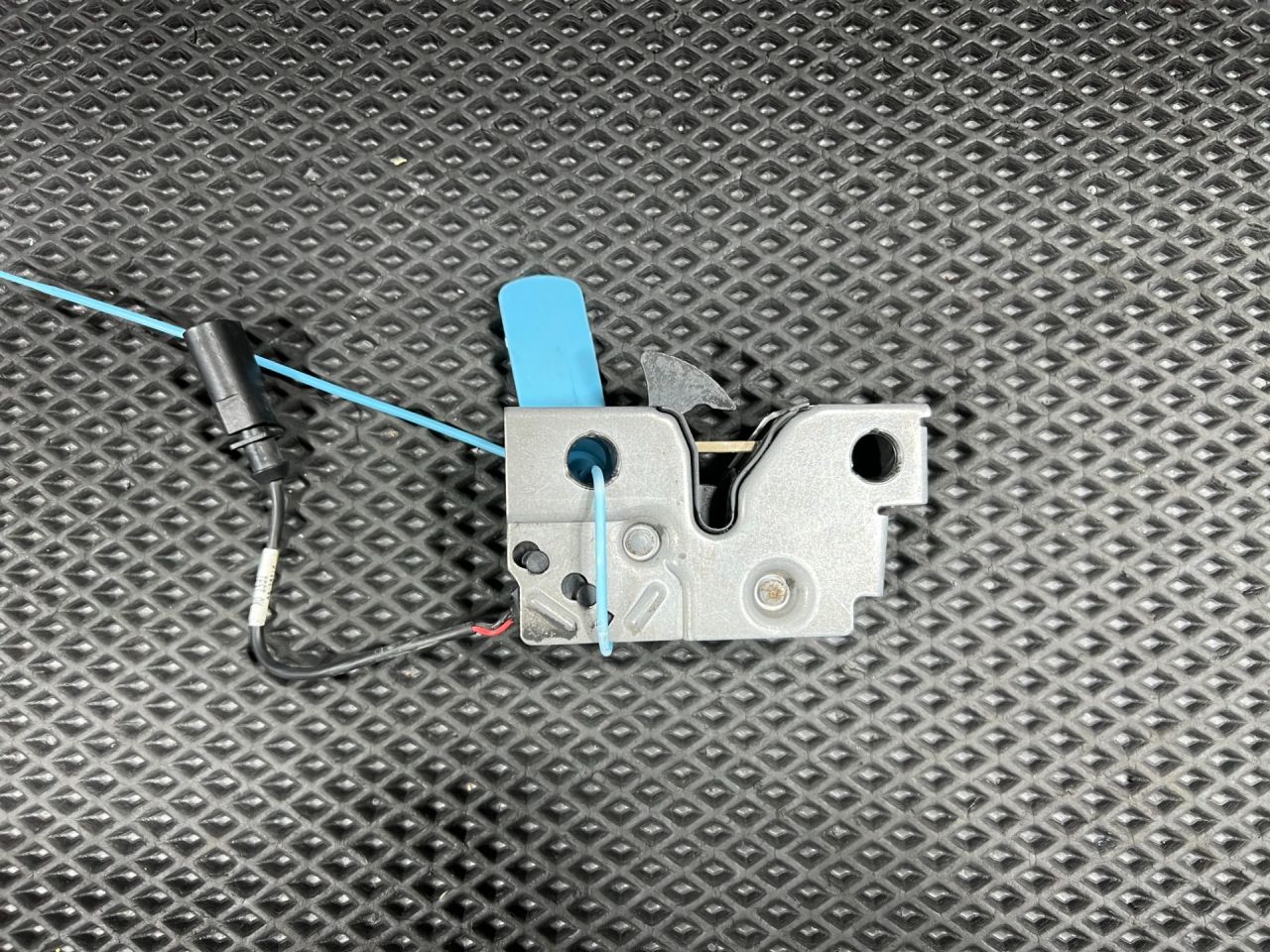 замок капота Volkswagen Taos 1 поколение 2023, 1.5 л., DNKA, бензин, АКПП, внедорожник 5 дв., передний привод, 2GJ823509 - фото №1