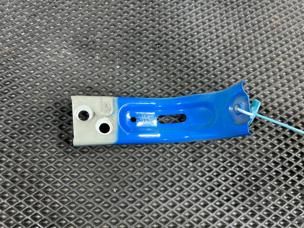 крепление ( кронштейн ) крыла Volkswagen Taos 1 поколение 2023, 1.5 л., DNKA, бензин, АКПП, внедорожник 5 дв., передний привод, 2GG821431 - фото №1