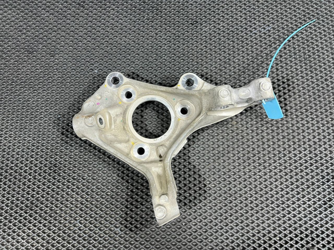 кулак поворотный правый Chevrolet Trax 2 поколение 2023, 1.2 л., бензин, АКПП, внедорожник 5 дв., 42757359, 42481616 - фото №1