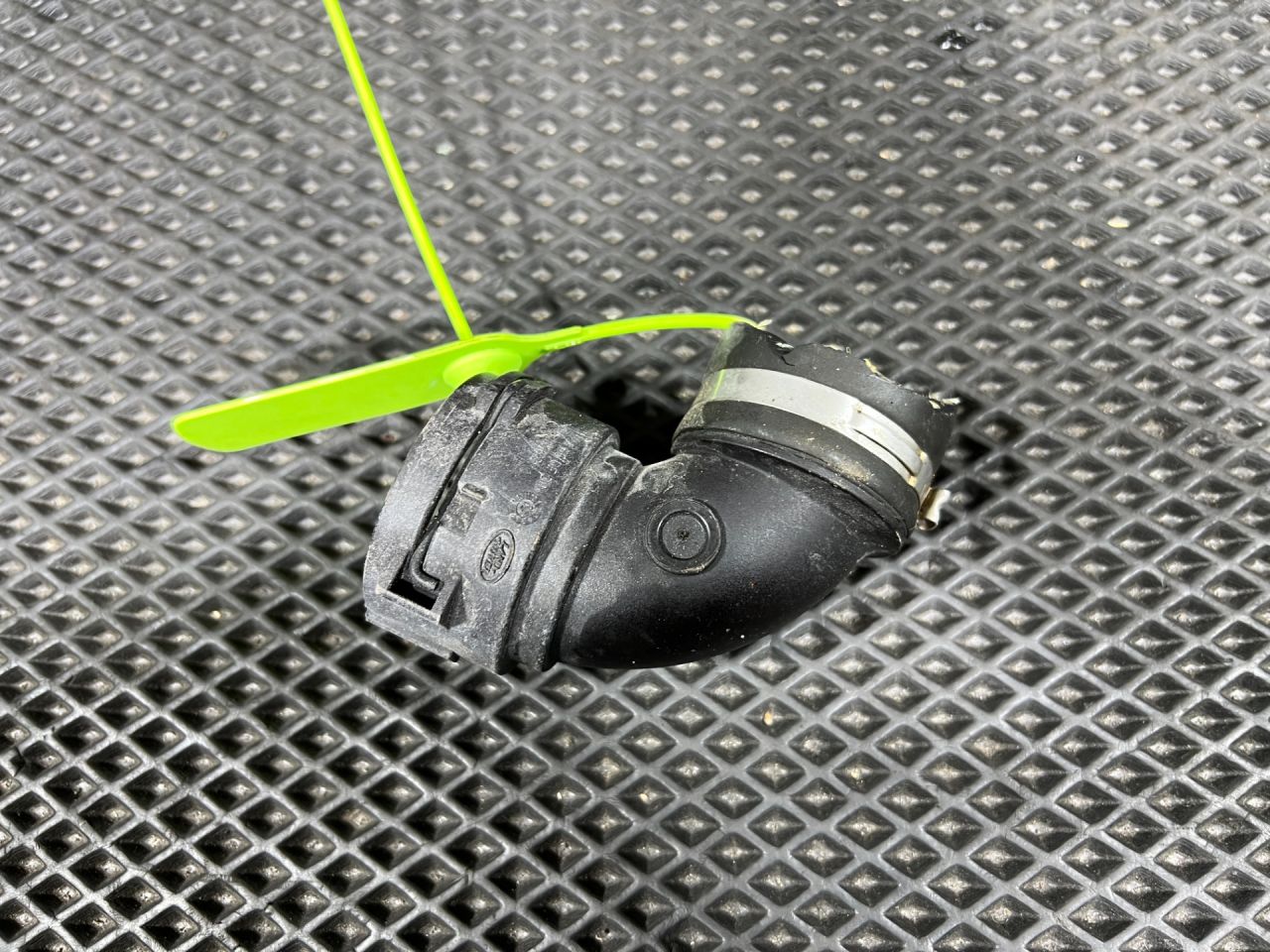 патрубок (трубопровод, шланг) Land Rover Range Rover 4 поколение 2017, АКПП, внедорожник 5 дв., PA66-GF30 - фото №1