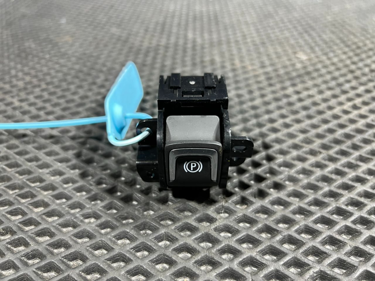 кнопка ручного тормоза (ручника) Chevrolet Trax 2 поколение 2024, 1.2 л., бензин, АКПП, внедорожник 5 дв., передний привод, 26241881 - фото №1