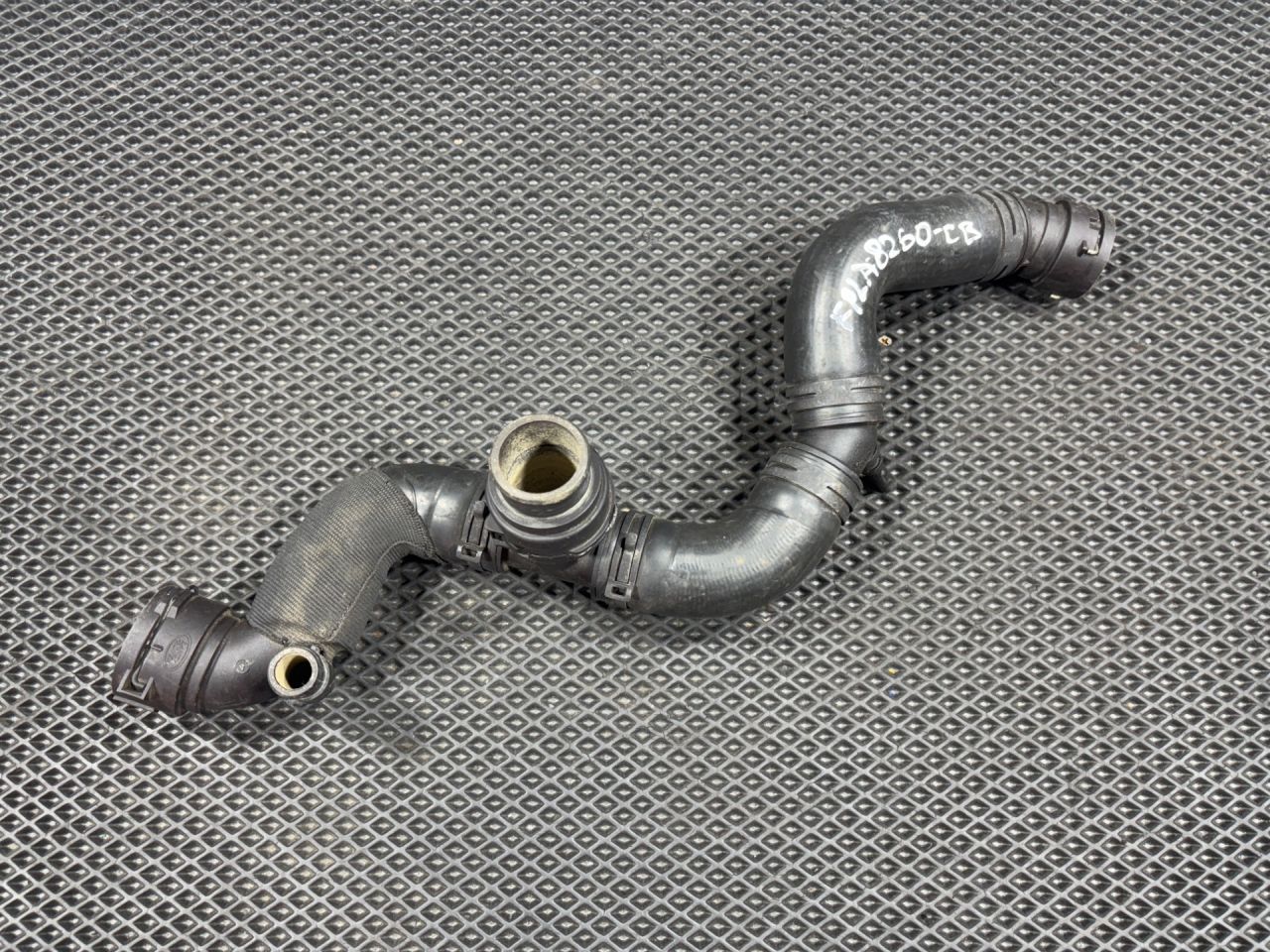 патрубок (трубопровод, шланг) Land Rover Range Rover Sport 2 поколение 2016, 3.0 л., 30DDTX, дизель, АКПП, внедорожник 5 дв., FPLA8260CB, LR095226, LR073371 - фото №1