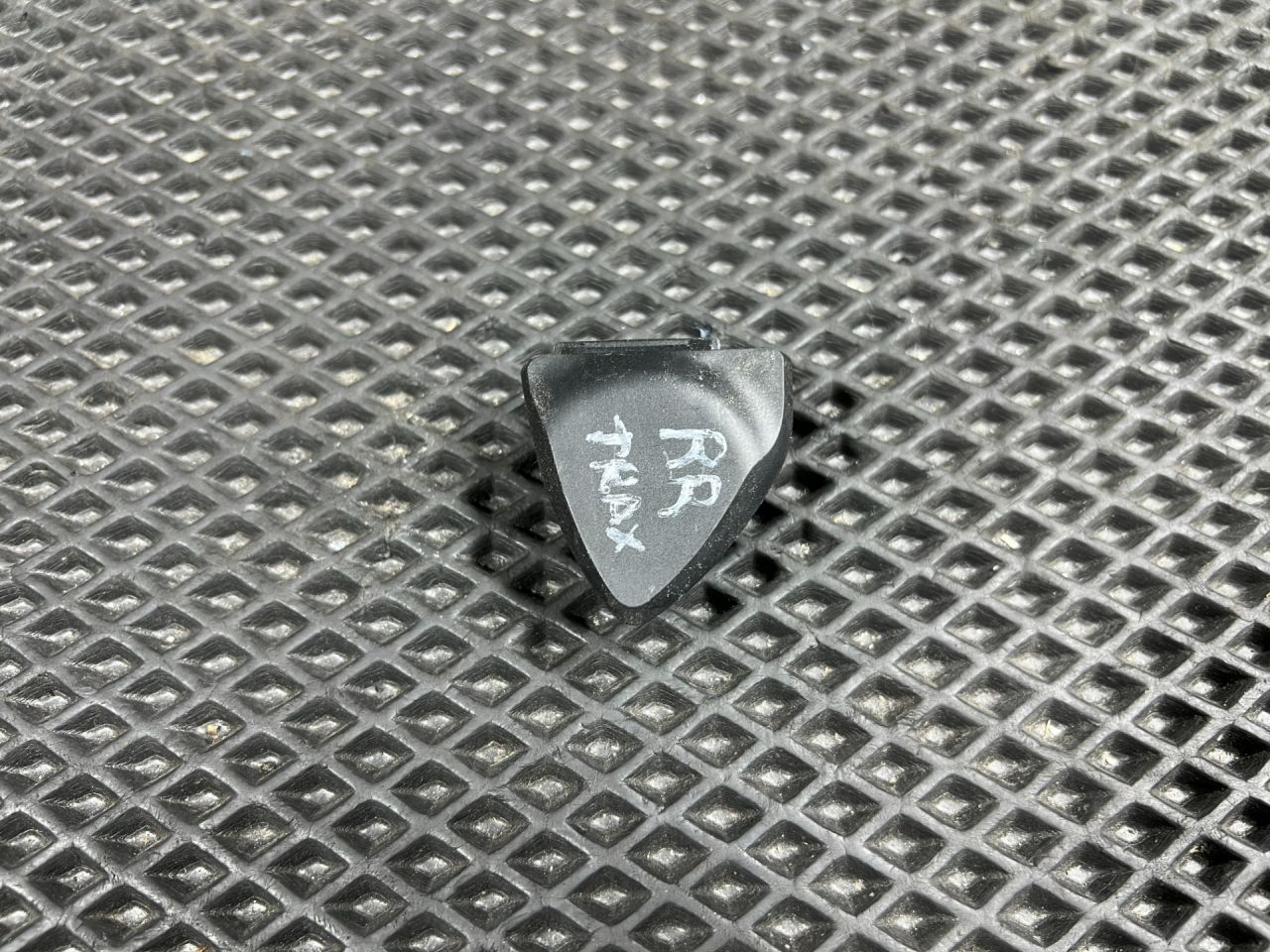 накладка на ручку Chevrolet Trax 2 поколение 2024, 1.2 л., бензин, АКПП, внедорожник 5 дв., передний привод, 26248176 - фото №1