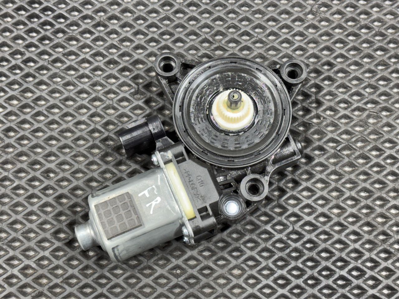 моторчик стеклоподъемника передний правый Kia K5 3 поколение 2022, 1.6 л., G4FP, бензин, АКПП, 82460L3000 - фото №1