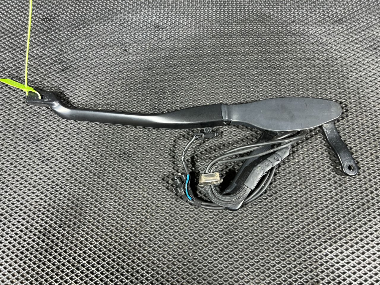 щеткодержатель (поводок стеклоочистителя, дворник) Mercedes-Benz S-Класс W222/C217/A217 2014, 4.7 л., M 278.928, бензин, АКПП, внедорожник 5 дв., A2228200644, A2228200640 - фото №1