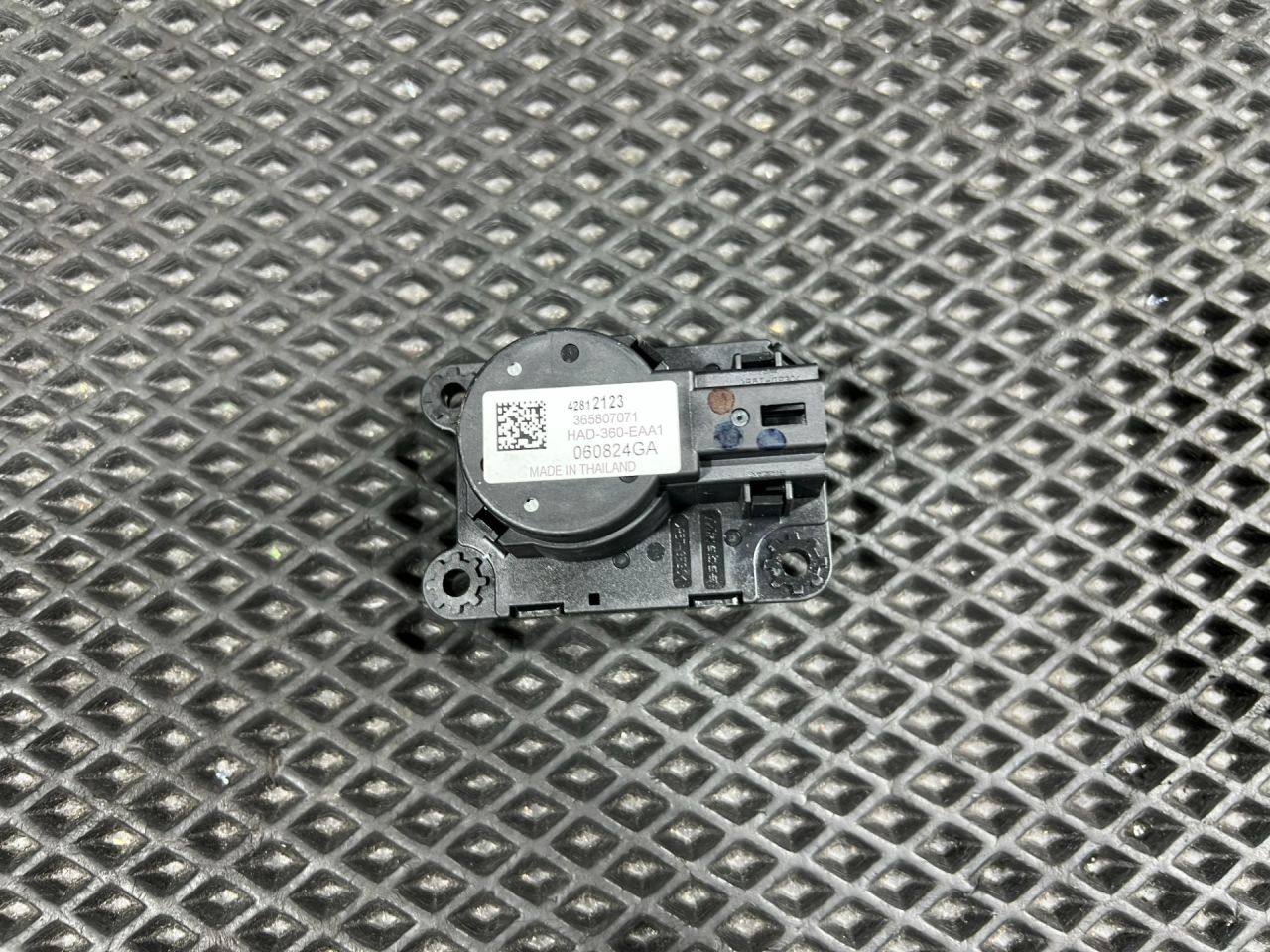 моторчик заслонки печки Chevrolet Trax 2 поколение 2023, 1.2 л., бензин, АКПП, внедорожник 5 дв., 42812123 - фото №1