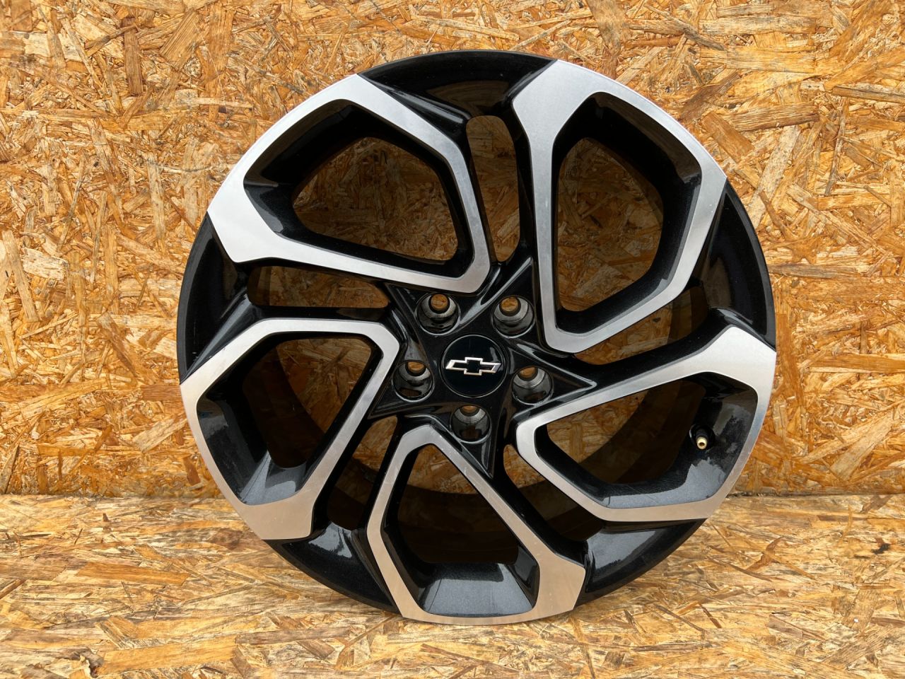 диск литой Chevrolet Trax 2 поколение 2024, 1.2 л., бензин, АКПП, внедорожник 5 дв., передний привод, 60006714 - фото №1