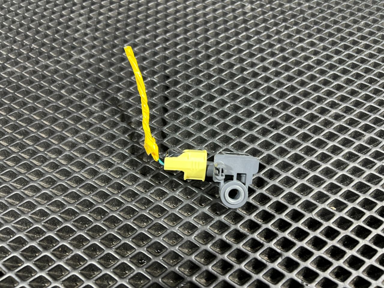 датчик удара Kia Sorento 4 поколение 2023, 2.5 л., бензин, АКПП, внедорожник 5 дв., передний привод, 95920-L1000 - фото №1