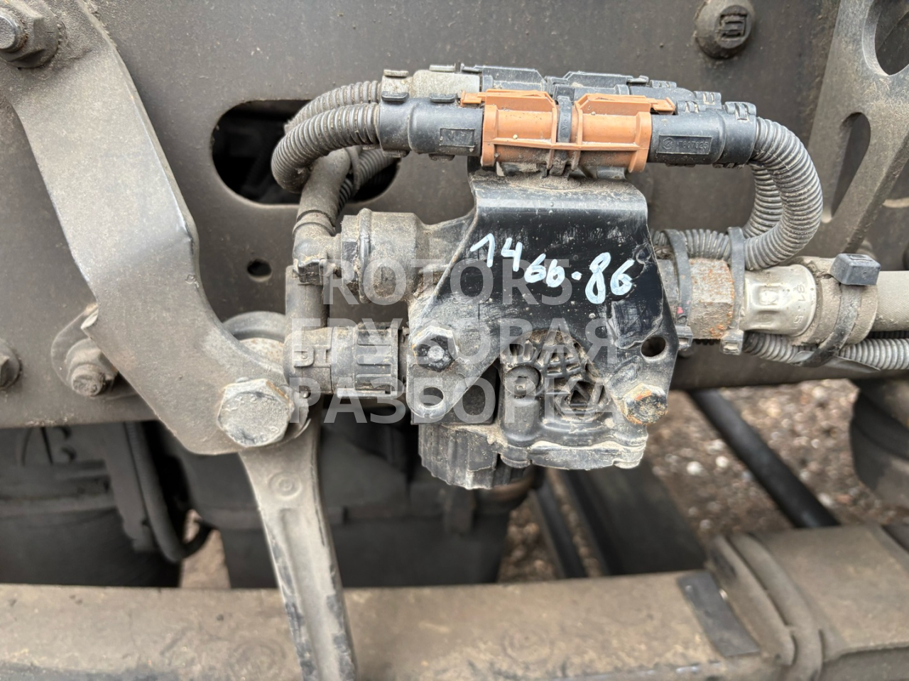 кран распределительный MAN TGX 1 поколение 2014, 12.4 л., D 2676 LF 26, дизель, АКПП, красный - фото №1