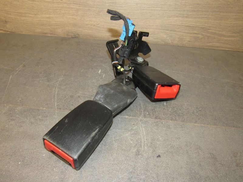 замок ремня безопасности Mercedes-Benz C-Класс W205/S205/C205 2016, A2058600469 - фото №1