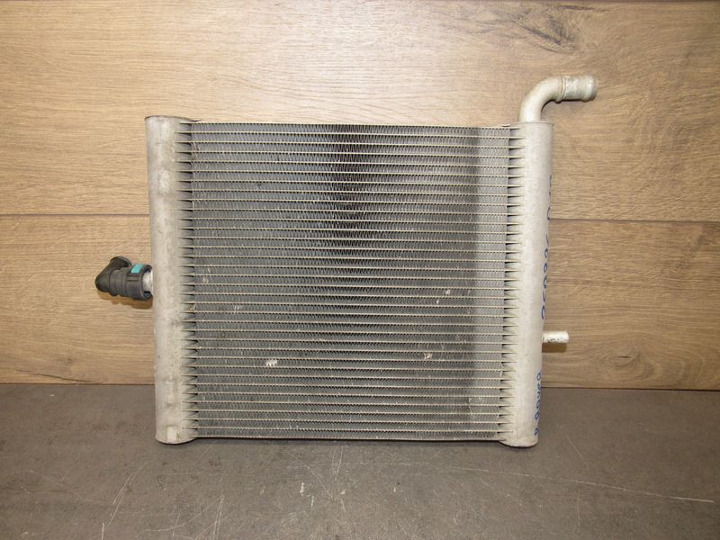 радиатор дополнительный системы охлаждения Land Rover Range Rover 4 поколение 2016, 3.0 л., дизель, FPLA8D048AA - фото №1